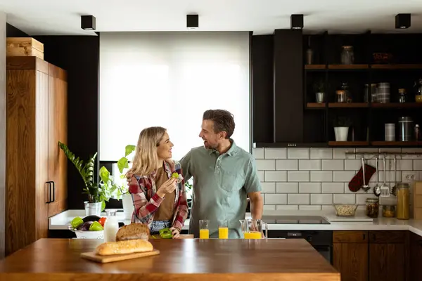Pasangan Bahagia Menikmati Percakapan Santai Dengan Minuman Pagi Dapur Mereka — Stok Foto