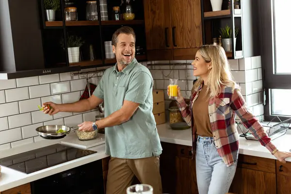 Seorang Pria Dan Wanita Saling Tertawa Saat Mereka Memasak Dapur — Stok Foto