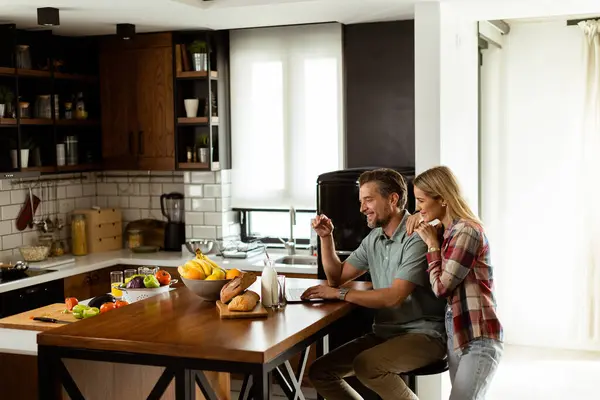 Cheerful Couple Enjoys Light Hearted Moment Sunny Kitchen Working Laptop — Stock Photo, Image