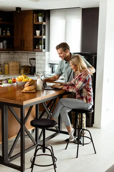 Pasangan Yang Ceria Menikmati Momen Yang Ringan Dapur Mereka Yang — Stok Foto