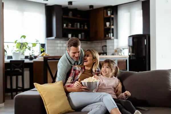 Sebuah Keluarga Tiga Nyaman Terletak Sofa Wajah Mereka Mencerminkan Kegembiraan — Stok Foto