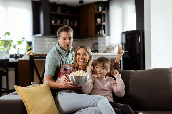 Sebuah Keluarga Tiga Nyaman Terletak Sofa Wajah Mereka Mencerminkan Kegembiraan — Stok Foto