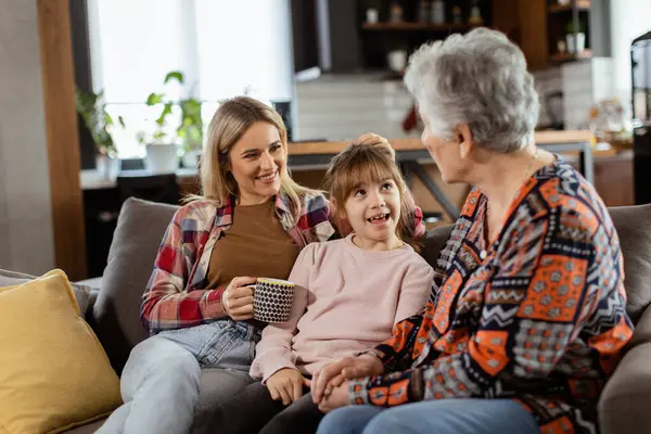 Tiga Generasi Wanita Menikmati Tawa Dan Percakapan Sofa Ruang Tamu — Stok Foto