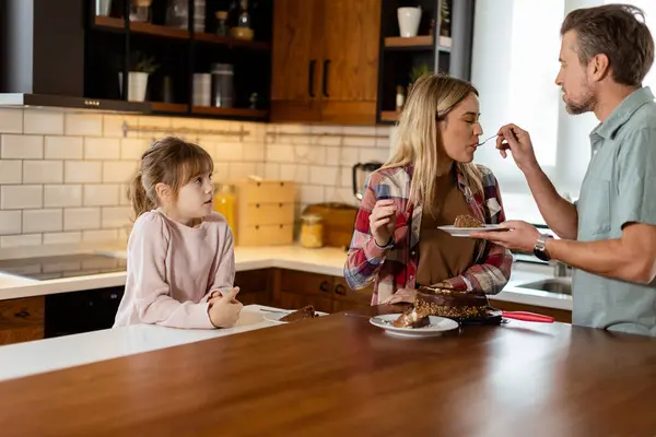 Heartwarming Scene Unfolds Family Relishes Mouthwatering Chocolate Cake Together Warmth — Stock Photo, Image