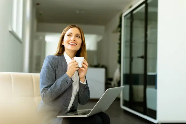 Kiegyensúlyozott Profi Kortyolgatja Kávéját Miközben Laptopjával Dolgozik Lágy Nappal Sütkérezik — Stock Fotó