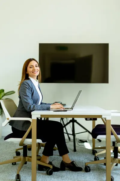 Businesswoman Exudes Confidence She Works Her Laptop Seated Modern Desk — Stock Photo, Image