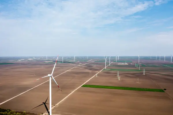 Fila Após Fileira Turbinas Eólicas Imponentes Dominam Paisagem Colhendo Energia — Fotografia de Stock