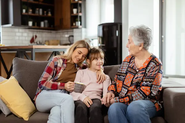 Drie Generaties Vrouwen Genieten Van Gelach Conversatie Een Comfortabele Woonkamer Stockfoto