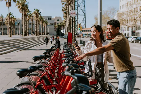 Jovem Casal Desfrutando Dia Ventoso Escolhendo Bicicletas Uma Estação Aluguel — Fotografia de Stock