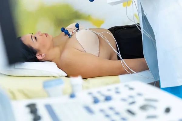 Patient Relaxes While Medical Professional Carefully Administers Ecg Test — Stock Photo, Image