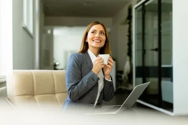 Content Professional Takes Moment Savor Hot Drink Her Laptop Nearby — Stock Photo, Image