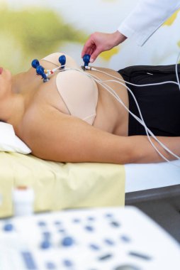 Dalgalı saçlı ve sakin yüzlü bir kadın güneşli bir odada, bir yatakta huzur içinde yatıyor..