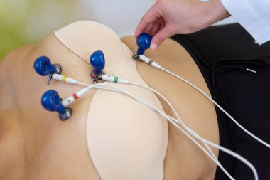 Dalgalı saçlı ve sakin yüzlü bir kadın güneşli bir odada, bir yatakta huzur içinde yatıyor..