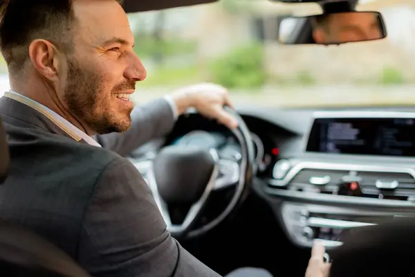 Joyful Driver Smiles While Holding Wheel Cruising Road Well Equipped — Stock Photo, Image