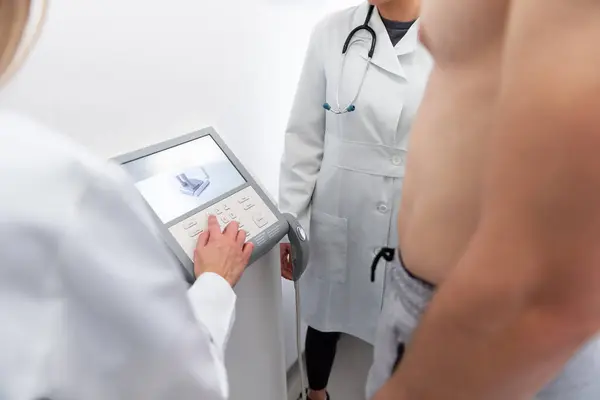 Médico Con Una Bata Blanca Usa Dispositivo Médico Moderno Para Imagen de stock