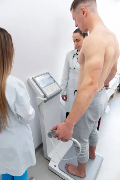 身穿白衣的医生使用现代医疗器械进行健康检查 图库图片