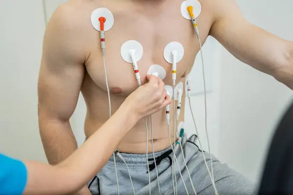Paciente Sometido Una Prueba Cardiaca Con Electrodos Conectados Tórax Imagen de archivo