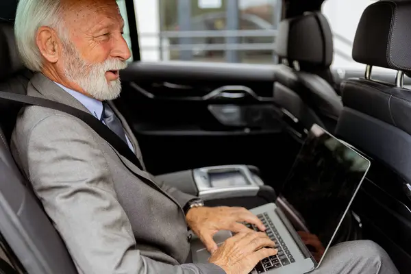 老年人坐在车上 免版税图库图片