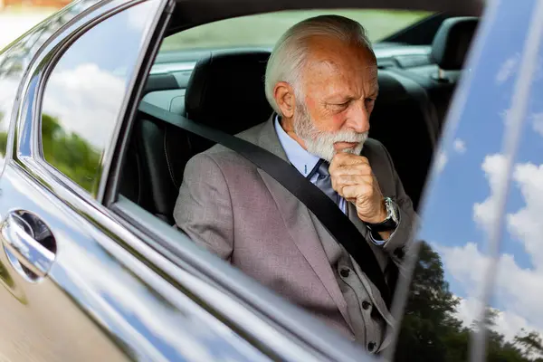 Soustředěný Starší Muž Obchodním Oděvu Používá Notebook Zadním Sedadle Svého Royalty Free Stock Obrázky