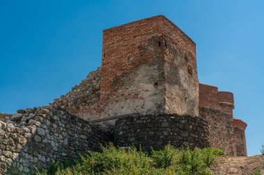 Fetislam Kalesi 'nin antik duvarları güneş ışığının tadını çıkarıyor. Bu, Sırp tarihinin ihtişamının bir göstergesi.