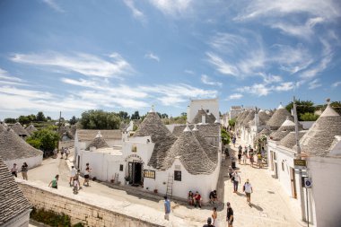 Alberobello, İtalya - 2 Ağustos 2023: Alberobello, İtalya 'daki geleneksel Trulli evlerine bakın. Alberobello Trulli 1996 yılından beri UNESCO Dünya Mirasları Alanında yer almaktadır..