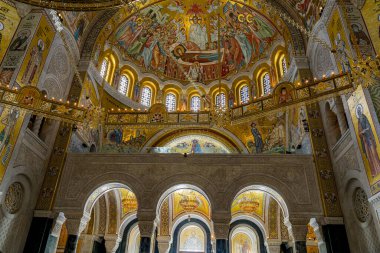 Belgrad, Sırbistan - 29 Nisan 2024: Zarif altın freskler ve dekoratif mimari, Belgrad 'daki Saint Sava Kilisesi' nin tavan ve duvarlarını süslerken hem sanatçılık hem de maneviyatın resmini çekiyor. Sırp Ortodoks Kilisesi 'nin ana katedrali