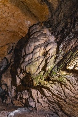 Sırbistan 'daki Lazar Mağarası' nın loş ışıklı mağaralarındaki sahneye sarkıtlar ve dikitler hakim