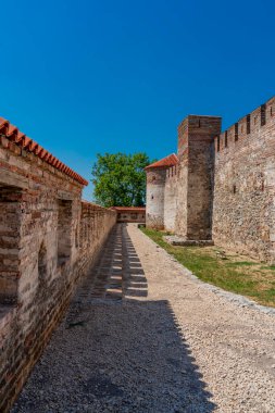 Fetislam Kalesi 'nin antik duvarları güneş ışığının tadını çıkarıyor. Bu, Sırp tarihinin ihtişamının bir göstergesi.