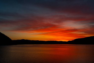 Büyüleyici günbatımı, Djerdap Vadisi 'nin sakin suları üzerinde canlı renkler bırakır. Etrafındaki tepelerin siluetleri çarpıcı bir manzara yaratır.