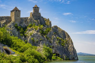 Tarihsel Golubac Kalesi, Sırbistan 'daki Tuna Nehri' nin sakin sularına tepeden bakan heybetli bir kayalık tepenin üzerinde duruyor.