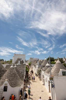 Alberobello, İtalya - 2 Ağustos 2023: Alberobello, İtalya 'daki geleneksel Trulli evlerine bakın. Alberobello Trulli 1996 yılından beri UNESCO Dünya Mirasları Alanında yer almaktadır..