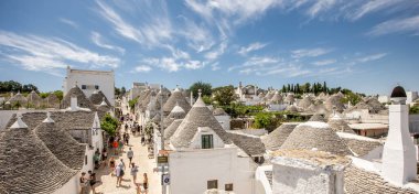 Alberobello, İtalya - 2 Ağustos 2023: Alberobello, İtalya 'daki geleneksel Trulli evlerine bakın. Alberobello Trulli 1996 yılından beri UNESCO Dünya Mirasları Alanında yer almaktadır..
