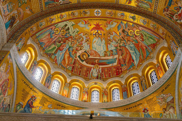 Belgrade, Serbia - April 29, 2024: Colorful frescoes and intricate designs vividly decorate the grand dome of the Saint Sava Church, capturing religious and cultural history in exquisite detail. It is main cathedral of the Serbian Orthodox Church — Stock Image Belgrade Serbia April 2024 Colorful Frescoes Intricate Designs Vividly Decorate Stock Photo
