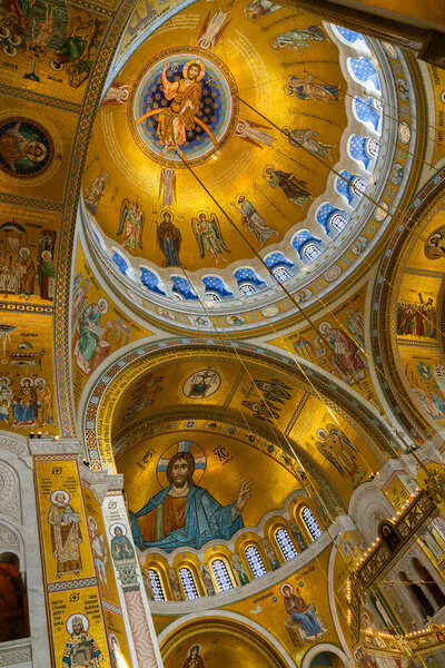 Belgrade, Serbia - April 29, 2024: Exquisite golden frescoes and ornate architecture adorn the ceilings and walls of the Church of Saint Sava in Belgrade, capturing both artistry and spirituality. It is main cathedral of the Serbian Orthodox Church — Stock Image Belgrade Serbia April 2024 Exquisite Golden Frescoes Ornate Architecture Adorn Stock Photo