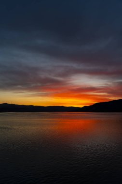 Büyüleyici günbatımı, Djerdap Vadisi 'nin sakin suları üzerinde canlı renkler bırakır. Etrafındaki tepelerin siluetleri çarpıcı bir manzara yaratır.