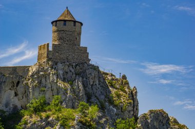 Golubac Kalesi 'nin hikayesi kayalık kayalıklara ve yemyeşil gökyüzüne bakıyor.