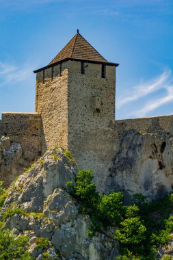 Golubac Kalesi 'nin hikayesi kayalık kayalıklara ve yemyeşil gökyüzüne bakıyor.
