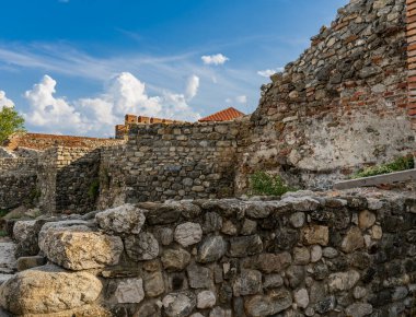 Fetislam Kalesi 'nin antik duvarları güneş ışığının tadını çıkarıyor. Bu, Sırp tarihinin ihtişamının bir göstergesi.