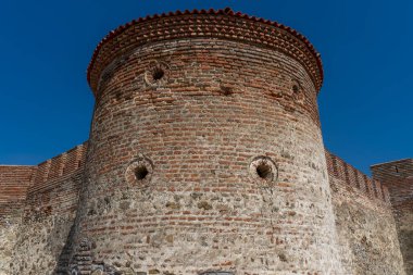 Fetislam Kalesi 'nin antik duvarları güneş ışığının tadını çıkarıyor. Bu, Sırp tarihinin ihtişamının bir göstergesi.