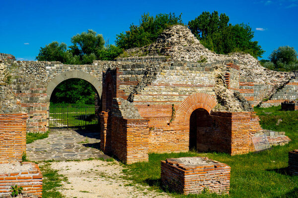Ancient Roman ruins of Felix Romuliana stand majestically near Gamzigrad, Serbia, surrounded by lush greenery under a clear blue sky — Stock Image Ancient Roman Ruins Felix Romuliana Stand Majestically Gamzigrad Serbia Surrounded Stock Image