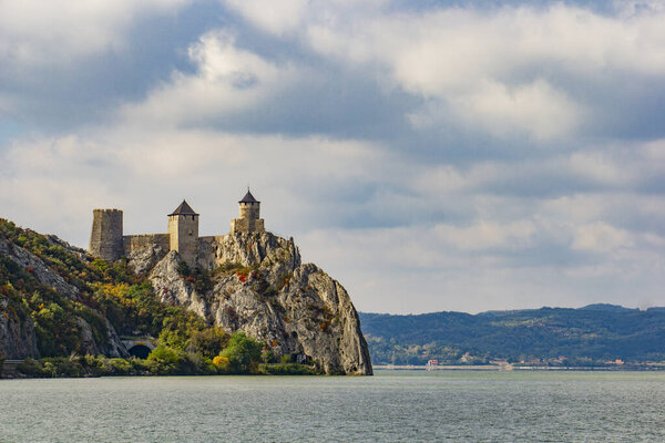 Imposing Golubac Fortress sits atop a rocky cliff overlooking the Danube Gorge in Serbia, a picturesque scene of natural beauty and historical significance — Stock Image Imposing Golubac Fortress Sits Atop Rocky Cliff Overlooking Danube Gorge Stock Picture