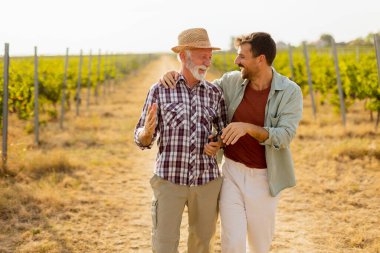 Güneşli bir üzüm bağında tozlu bir yolda yürürken, iki adam açık yürekli bir sohbete girişir, dostlukları, yayılan üzümlerin arka planına karşı aşikardır.