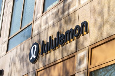 Paris, Fransa - 12 Nisan 2023: Paris, Fransa 'da Lululemon mağazası. 1998 'de kurulan çok uluslu bir Amerikan-Kanadalı atletik giyim perakendecisi..