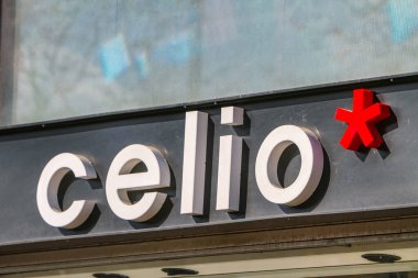 Paris, Fransa - 12 Nisan 2023: Paris 'teki Celio mağazası. Fransa. 1978 yılında kurulan Fransız erkek giyim perakendecisi..