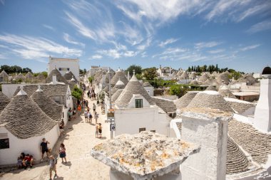 Alberobello, İtalya - 2 Ağustos 2023: Alberobello, İtalya 'daki geleneksel Trulli evlerine bakın. Alberobello Trulli 1996 yılından beri UNESCO Dünya Mirasları Alanında yer almaktadır..