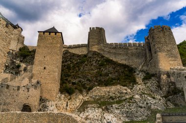 Golubac Kalesi 'nin duvarları, Tuna Nehri' nin zeminine karşı direnç göstererek, tarih ve kültürün asırlarca korunmasını sağlar.