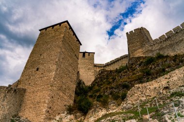 Golubac Kalesi 'nin duvarları, Tuna Nehri' nin zeminine karşı direnç göstererek, tarih ve kültürün asırlarca korunmasını sağlar.