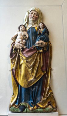 Paris, Fransa - 10 Nisan 2023: Fransa 'nın Paris kentindeki Louvre müzesinde 16. yüzyıldan kalma bakire ve çocuk Saint Anne' in rahatlatılması. 1793 yılında kurulan bir ulusal sanat müzesi..
