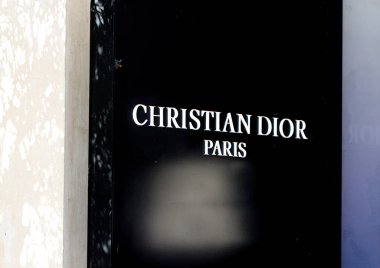 Paris, Fransa - 12 Nisan 2023: Paris, Fransa 'da Christian Dior mağazası. 1946 'da kurulan çok uluslu bir Fransız moda evi..