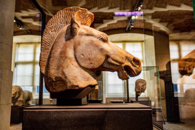 Paris, Fransa - 10 Nisan 2023: Paris, Fransa 'daki Louvre Müzesi' nde bir at heykelinin Antik Yunan Başkanı. 1793 yılında kurulan bir ulusal sanat müzesi..